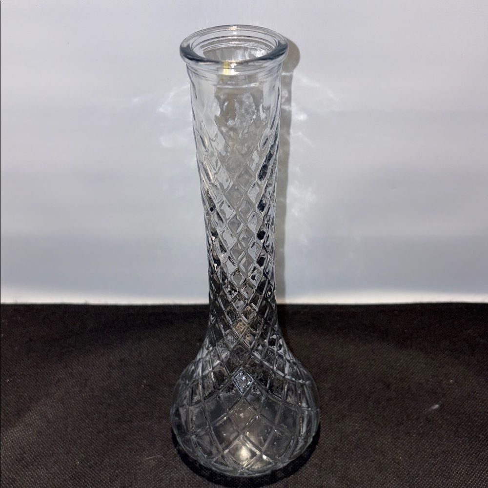 Tall Diamond Pattern Glass Vase - Picture 2 of 5